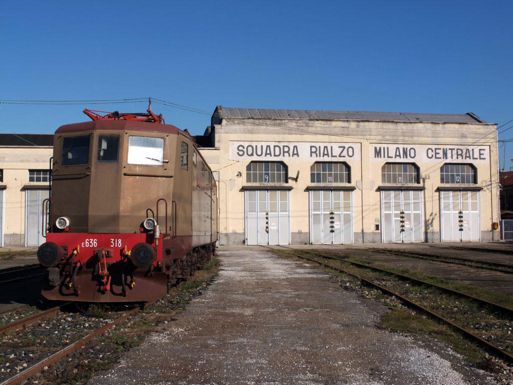 Il locomotore storico E.636.318 sui binari del piazzale di Squadra Rialzo Milano Centrale 