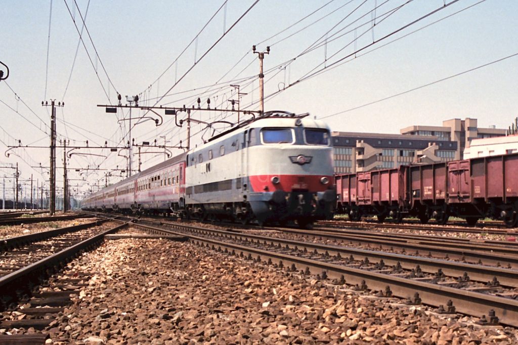 E444.053 – Milano Rogoredo – 24 giugno 1987 – il Portale dei Treni