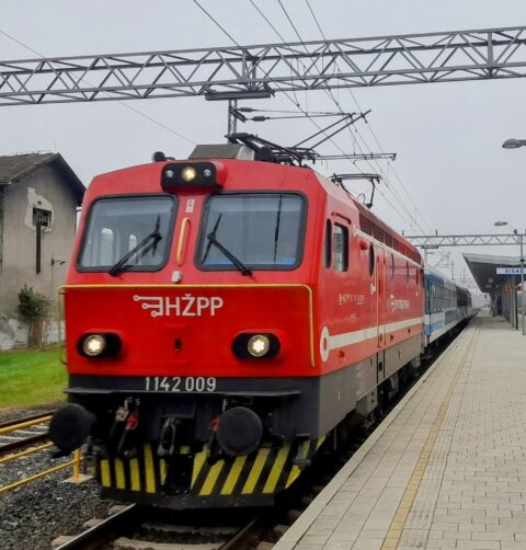 HŽ PP/Ferrovie Croate Trasporto Passeggeri/ 1142…009 – Stazione di Sisak, Croazia – 26 Ottobre 2024 di Tomas